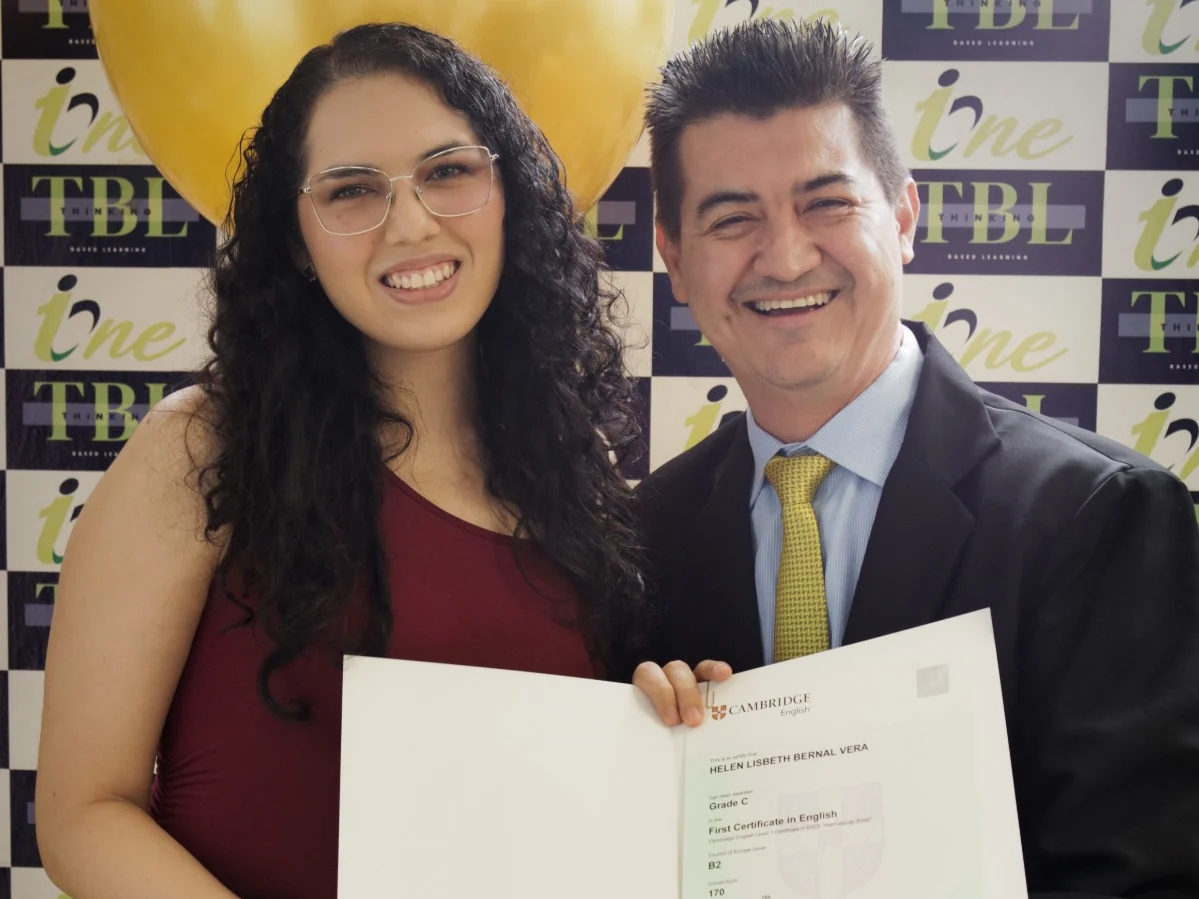 Estudiante de I-ONE con su certificado Cambridge