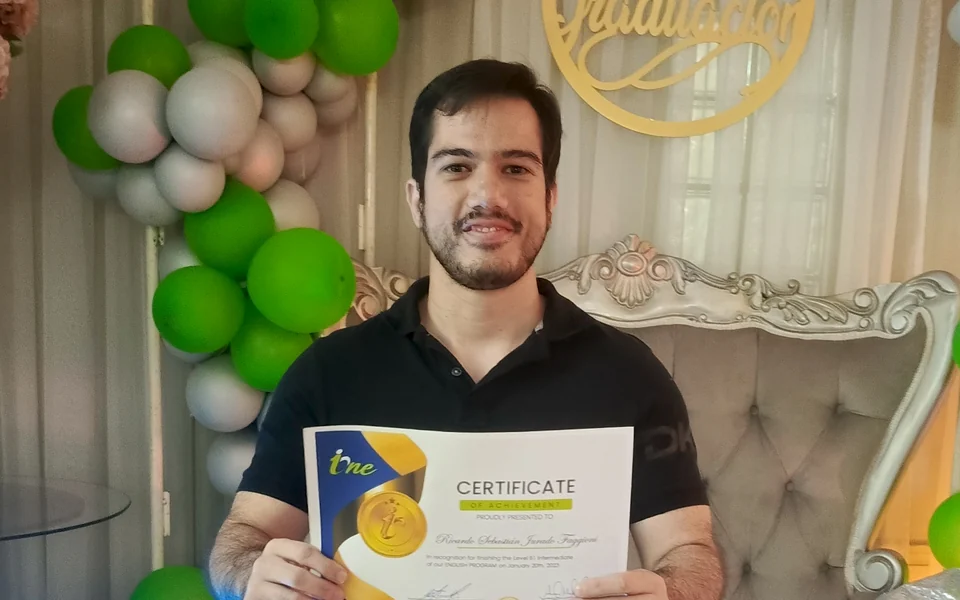 Profesional graduado de I-ONE con su certificado