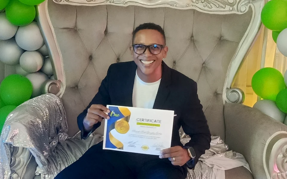 Profesional graduado de I-ONE con su certificado