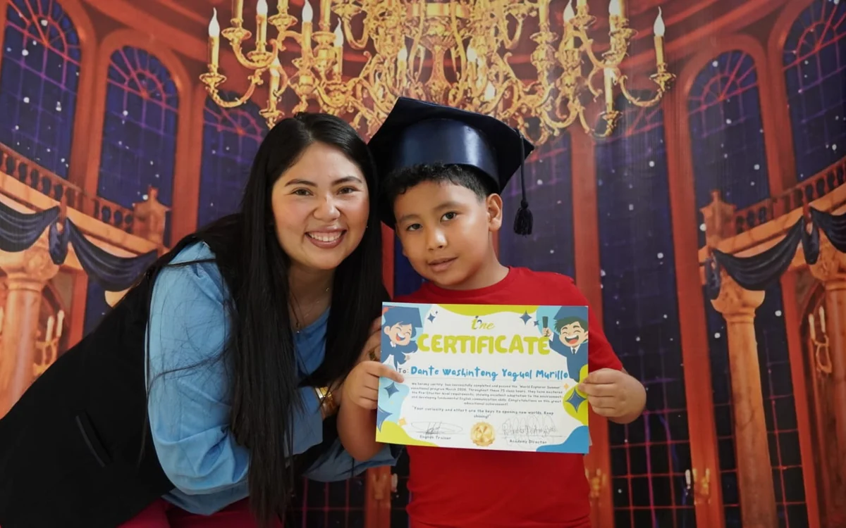 Niño graduado de Only Kids con su certificado