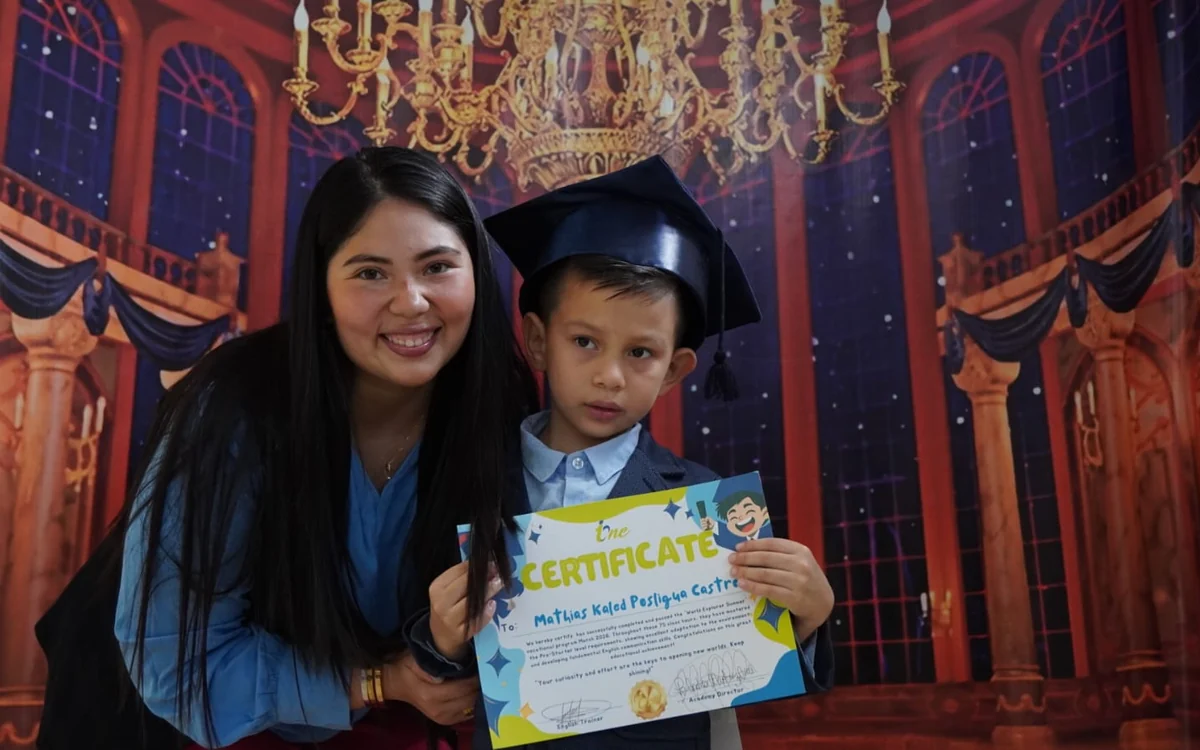 Niño graduado de Only Kids con su certificado