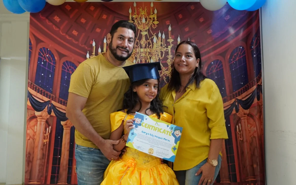 Niña de Only Kids con su certificado y sus padres