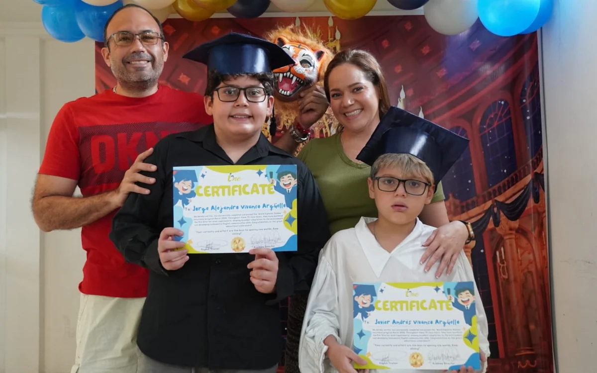 Hermanos graduados de Only Kids con sus certificados