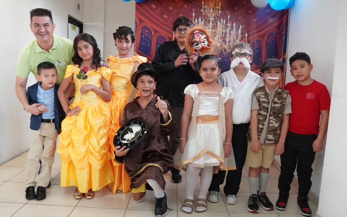 Niños de Only Kids disfrazados para su obra de teatro en inglés