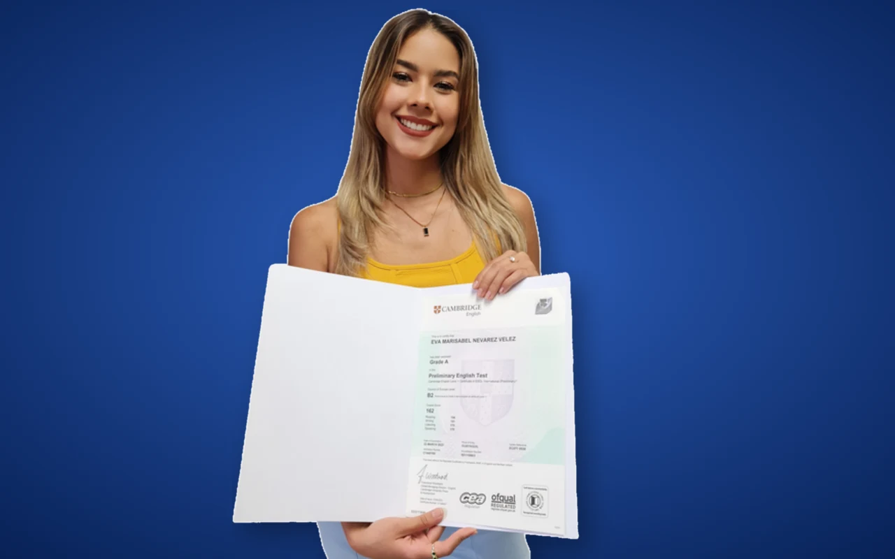 Estudiante de I-ONE con su certificado Cambridge B1 Preliminary