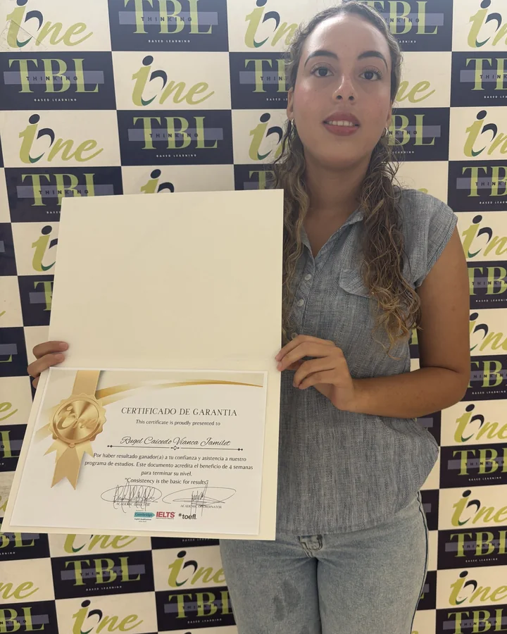 Estudiante universitaria de I-ONE con su Certificado de Garantía