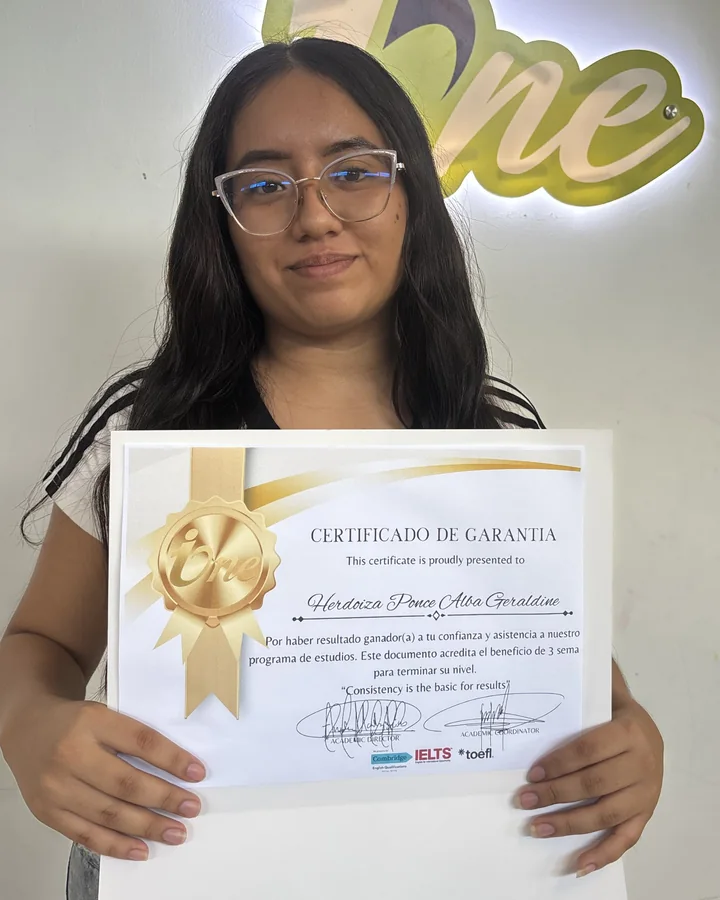 Estudiante universitaria de I-ONE con su Certificado de Garantía