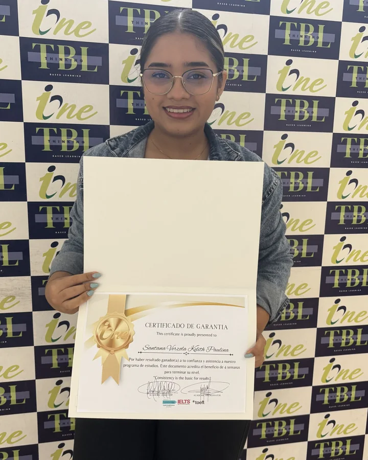 Estudiante universitaria de I-ONE con su Certificado de Garantía